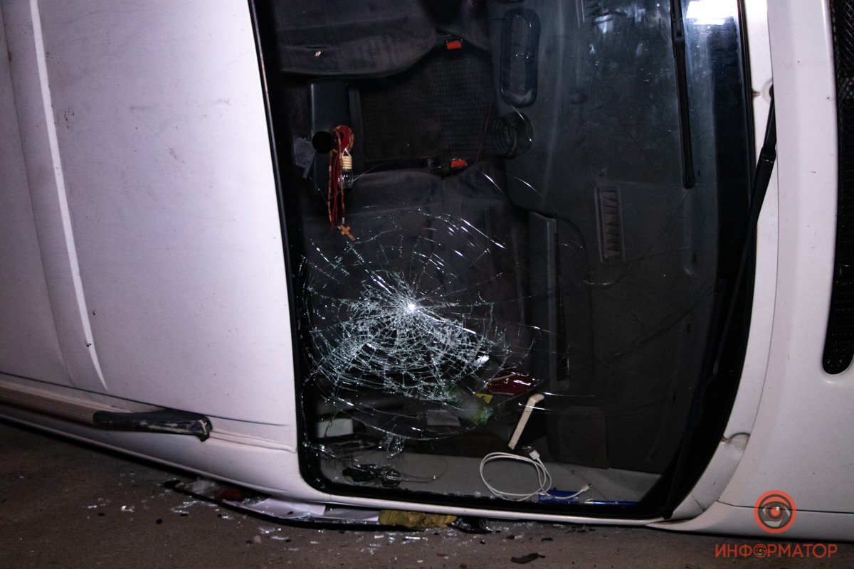 В Днепре на Ударников Volkswagen перевернулся на бок и врезался в крыльцо магазина 9