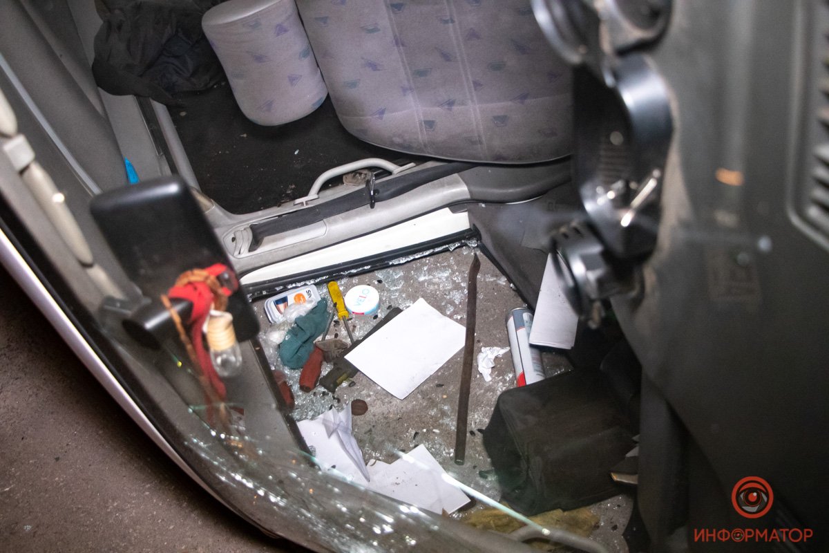 В Днепре на Ударников Volkswagen перевернулся на бок и врезался в крыльцо магазина 10