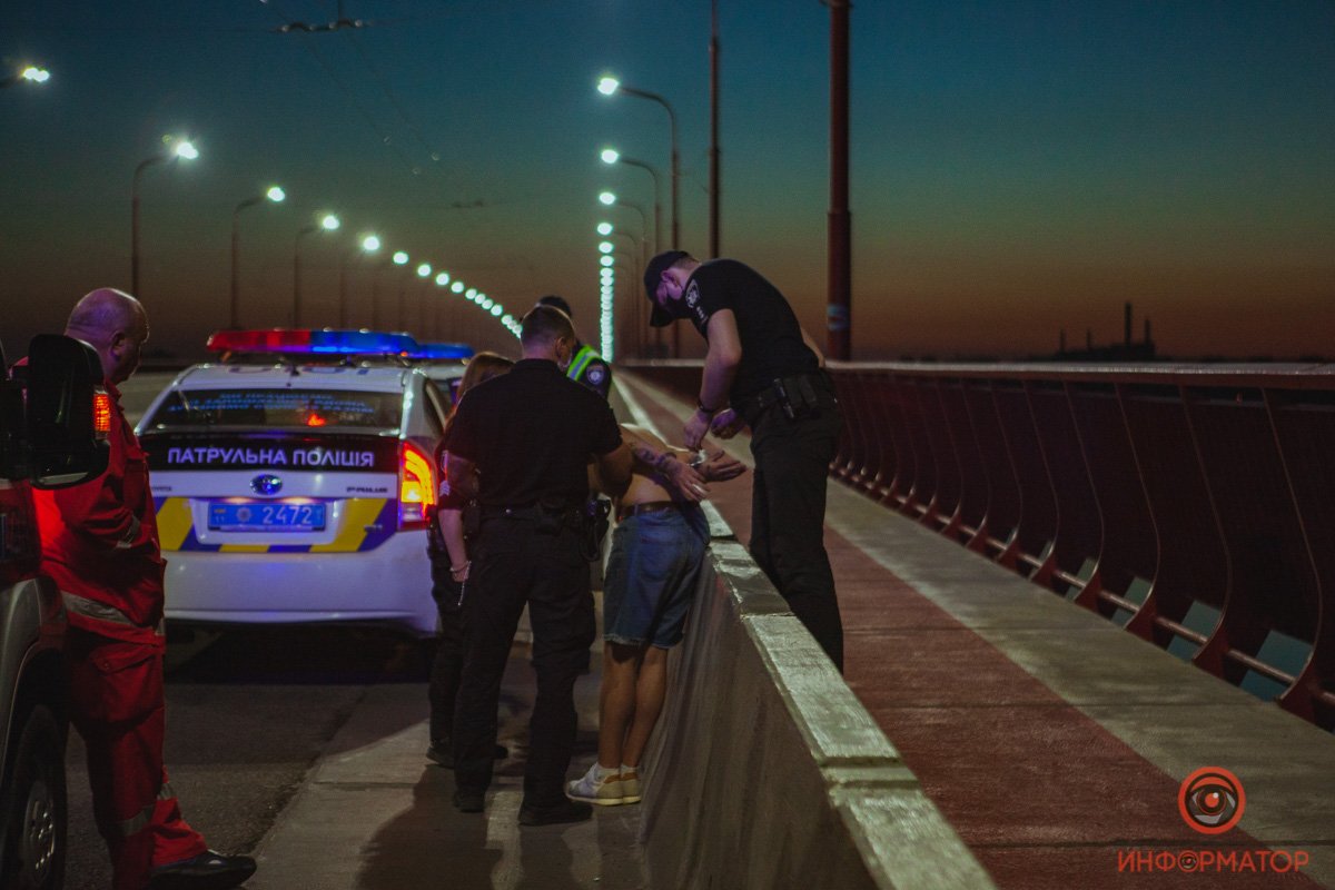 В Днепре патрульные спасли парня за минуту до прыжка с Нового моста 2