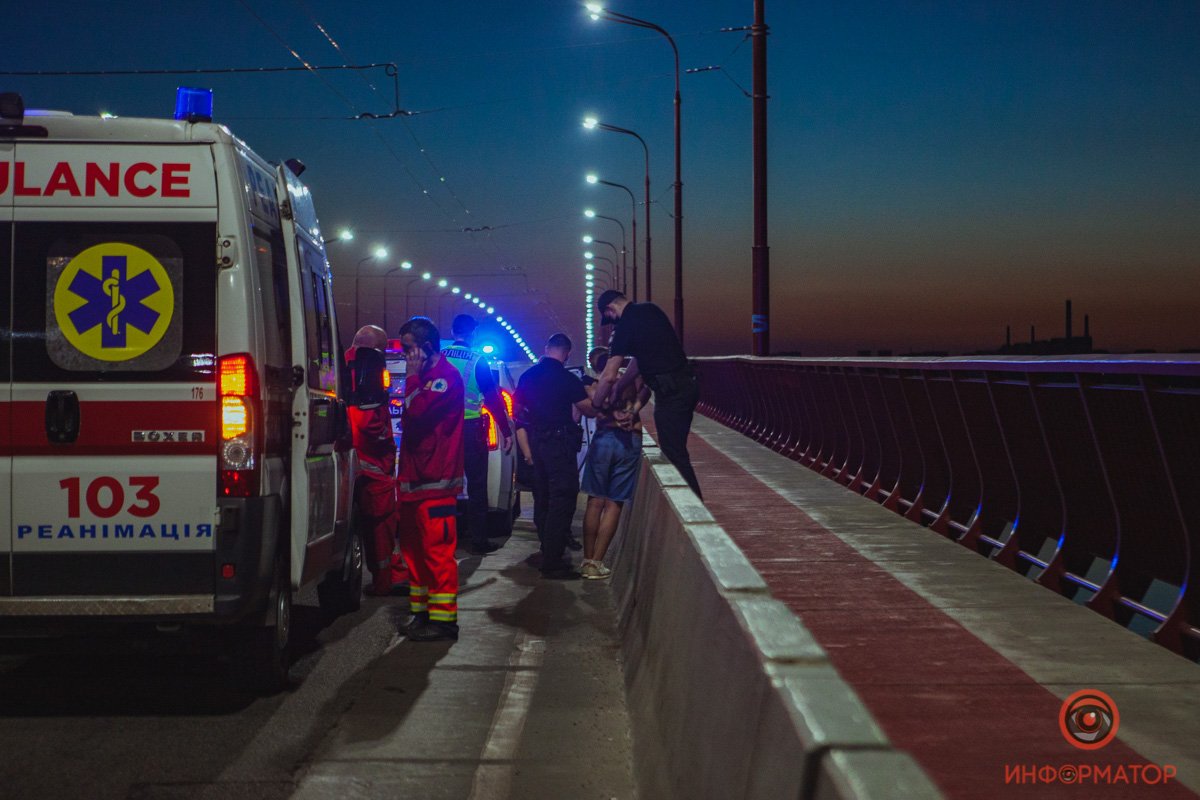 В Днепре патрульные спасли парня за минуту до прыжка с Нового моста 3
