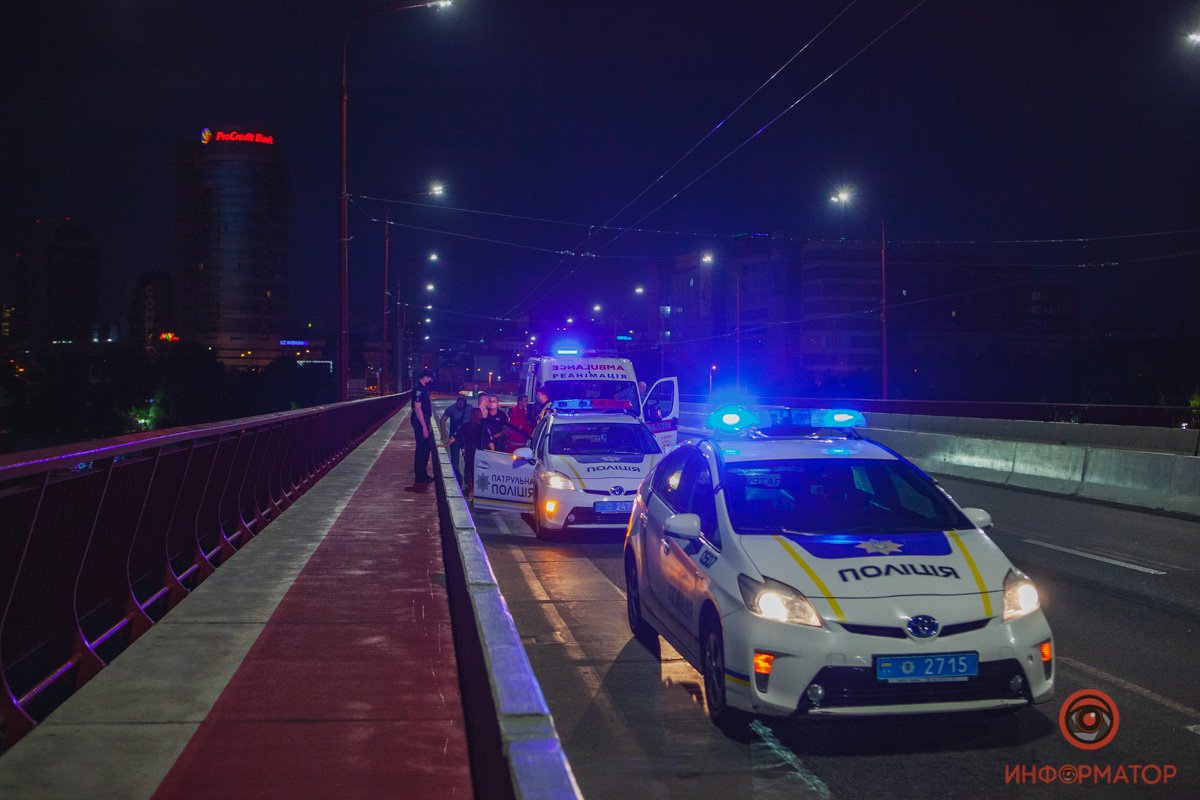В Днепре патрульные спасли парня за минуту до прыжка с Нового моста 4