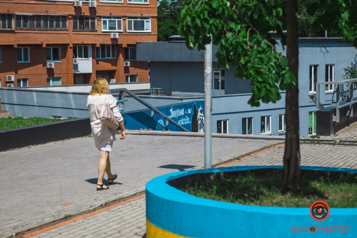 Фанаты ФК "Днепр" привели в порядок бульвар Кучеревского: как он выглядит сейчас 8