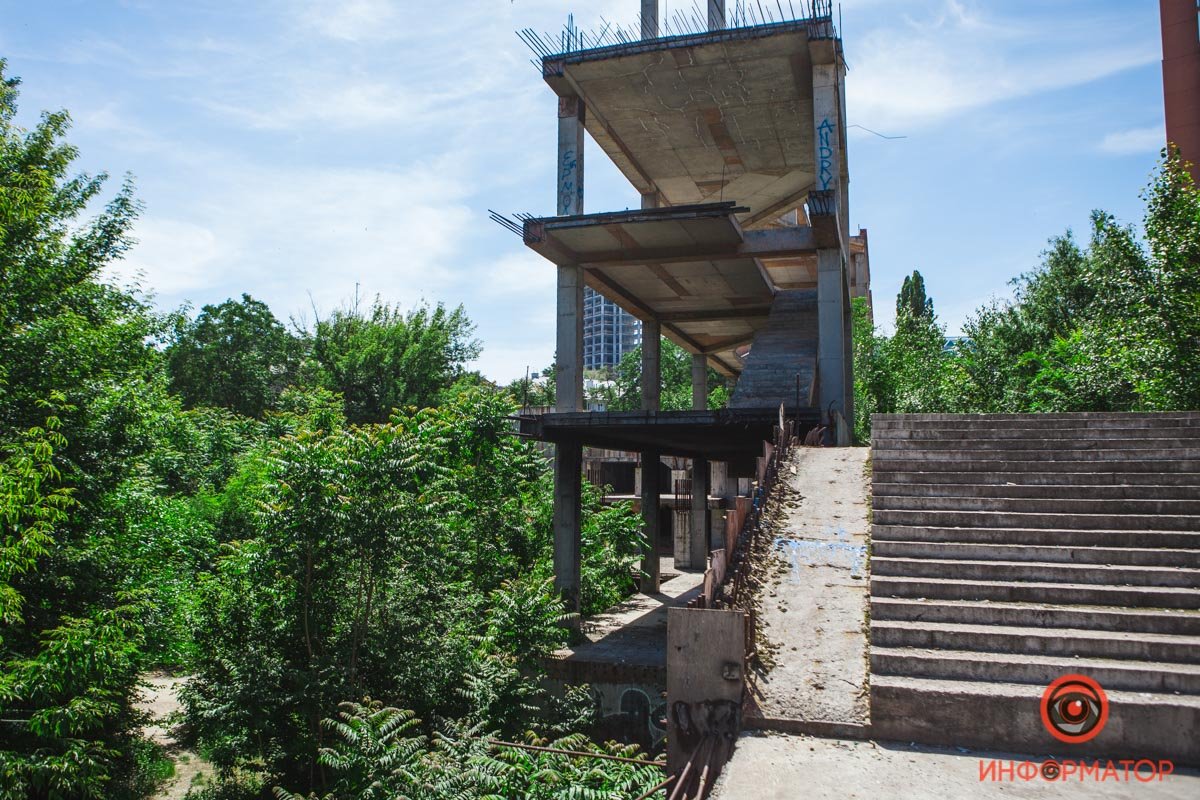 Фанаты ФК "Днепр" привели в порядок бульвар Кучеревского: как он выглядит сейчас 15