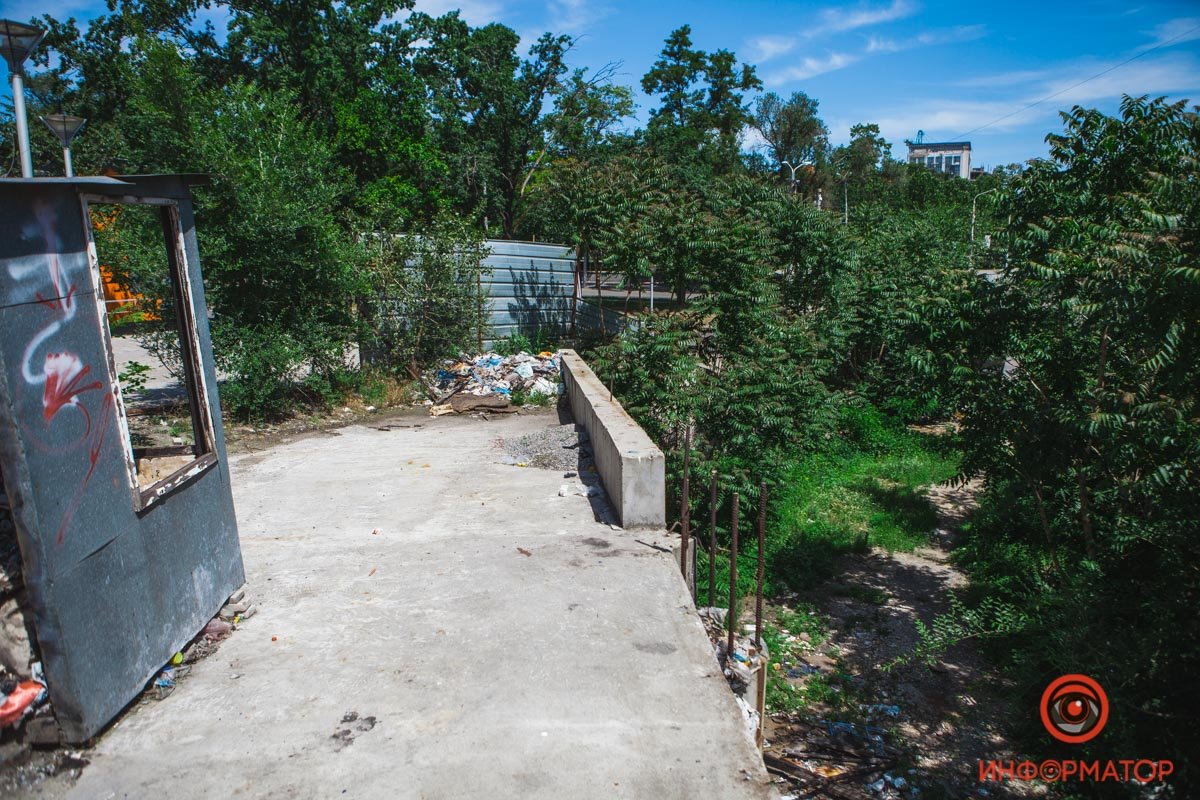 Фанаты ФК "Днепр" привели в порядок бульвар Кучеревского: как он выглядит сейчас 16