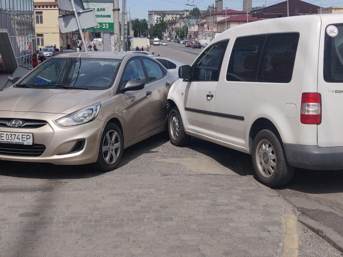 Volkswagen ударил припаркованный Hyundai Volkswagen ударил припаркованный Hyundai