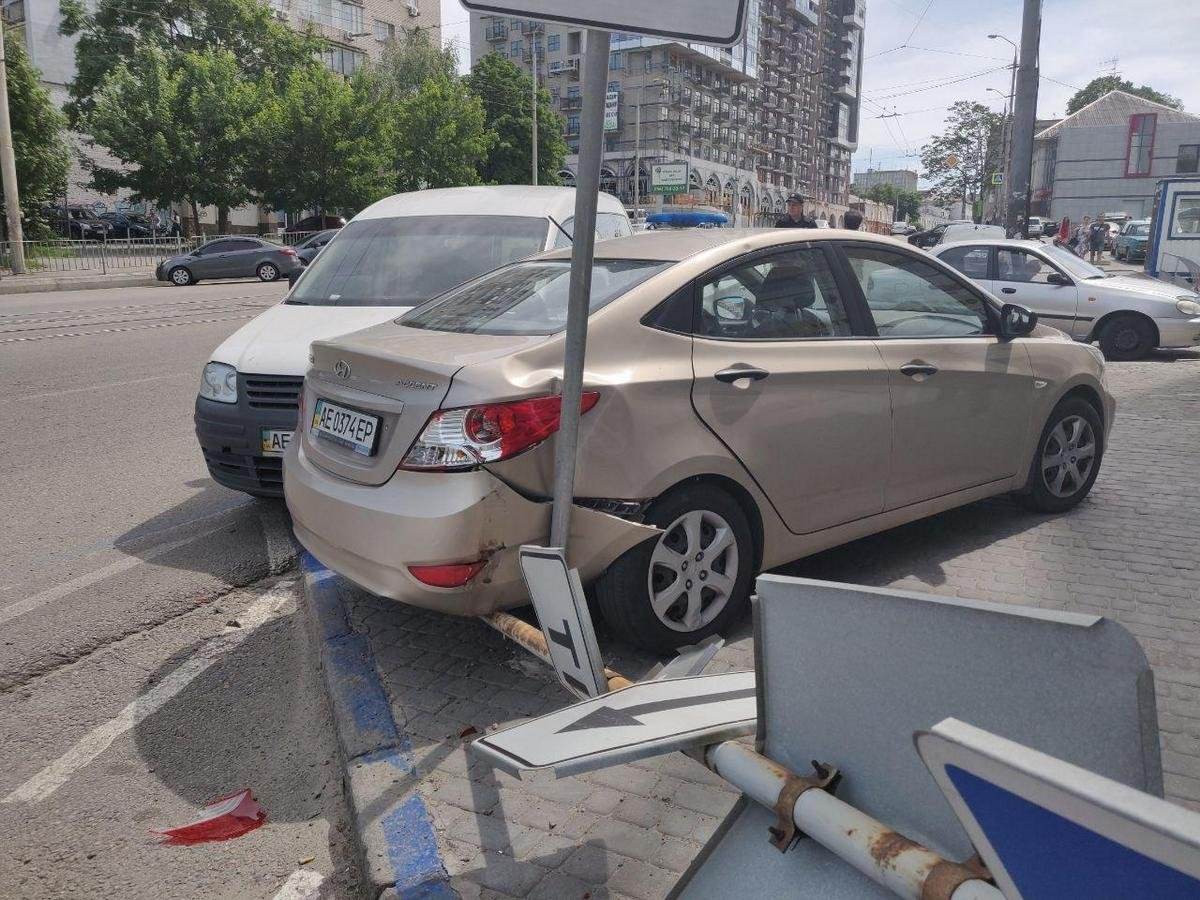 От удара Hyundai отбросило на тротуар От удара Hyundai отбросило на тротуар