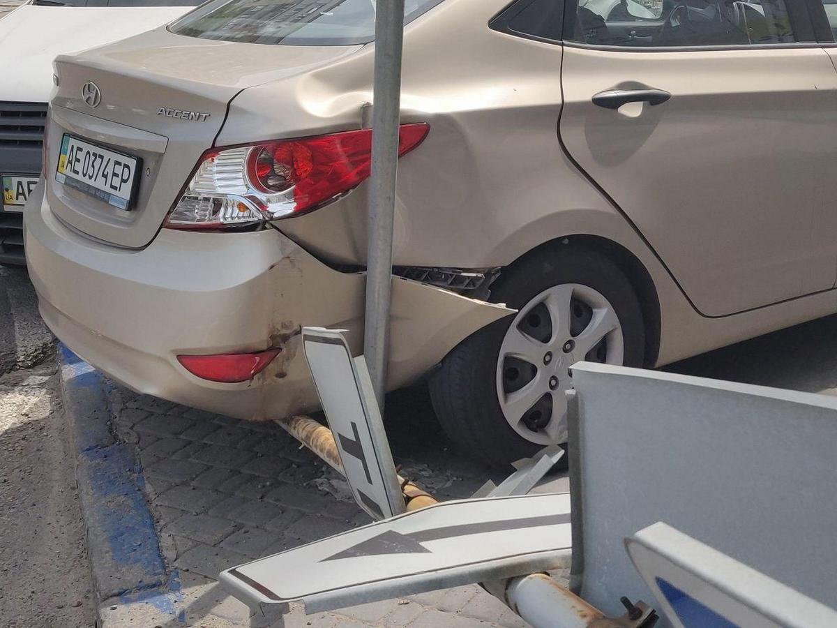 По инерции упали дорожные знаки По инерции упали дорожные знаки