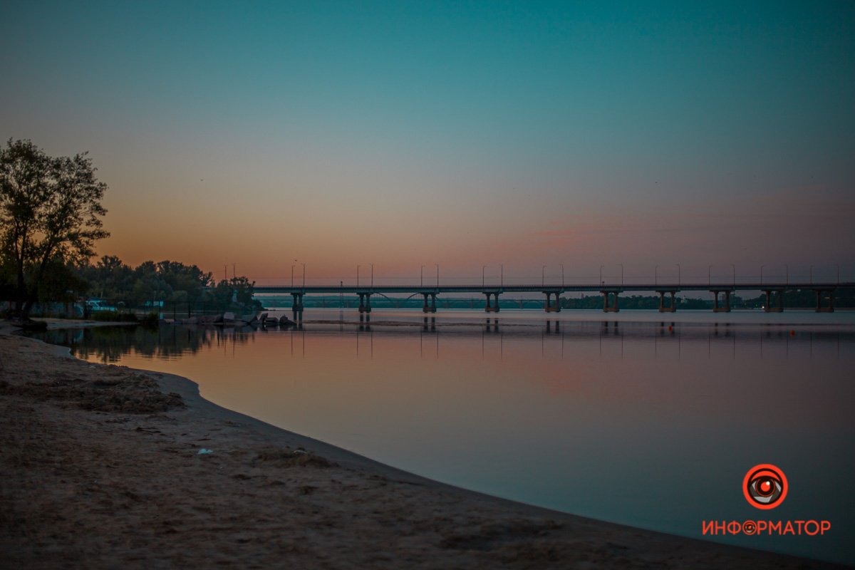 Ты ведёшь меня за руку, чтобы не отставала.