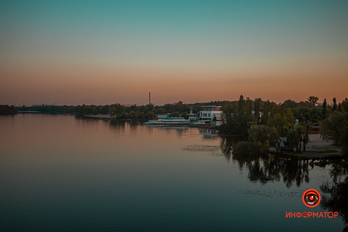 Но ты вдруг улыбаешься: «видишь вдали огни?