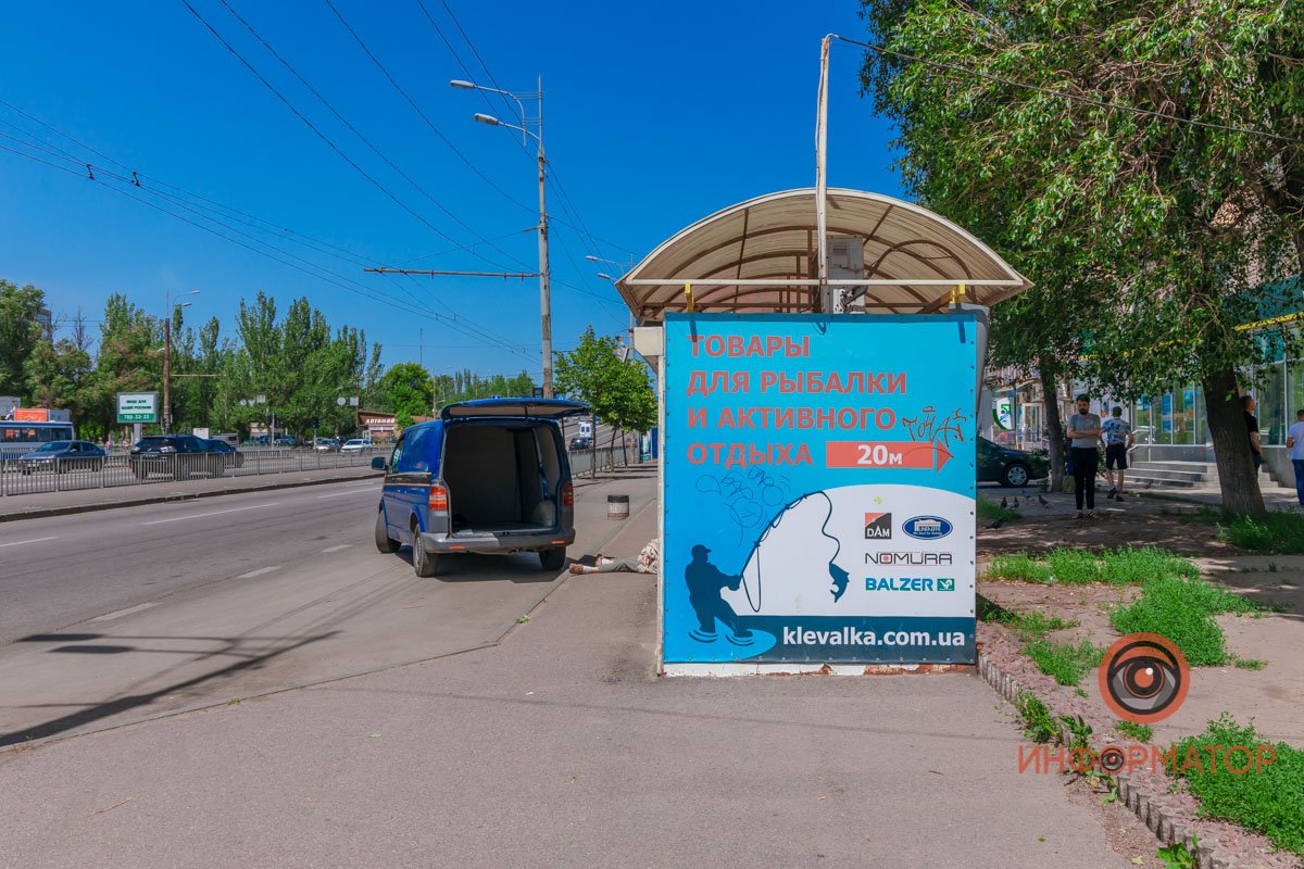 Мужчине стало плохо на остановке