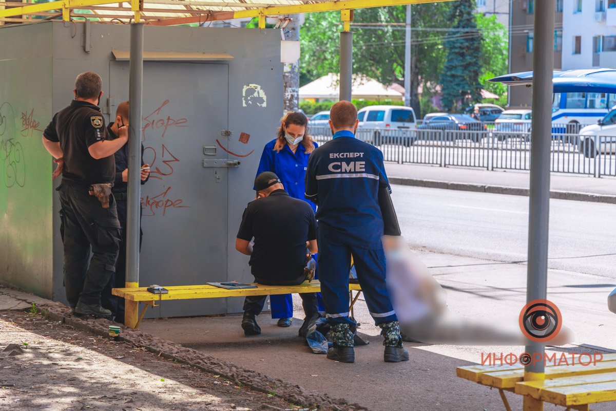 На место прибыли сотрудники полиции и СМЭ