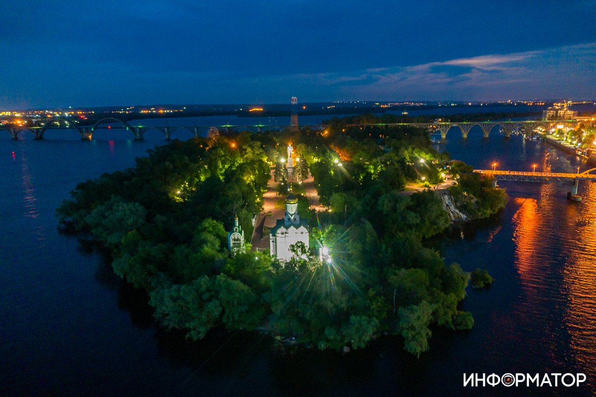 Церковь на острове ночью 