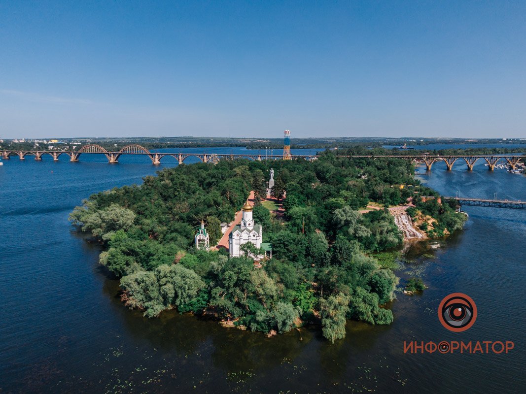 Церковь на острове днем