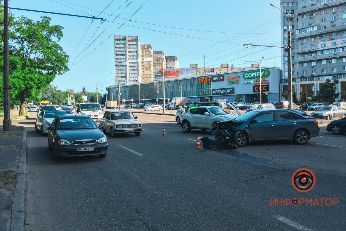 Toyota и Subaru стояли в пробке Toyota и Subaru стояли в пробке