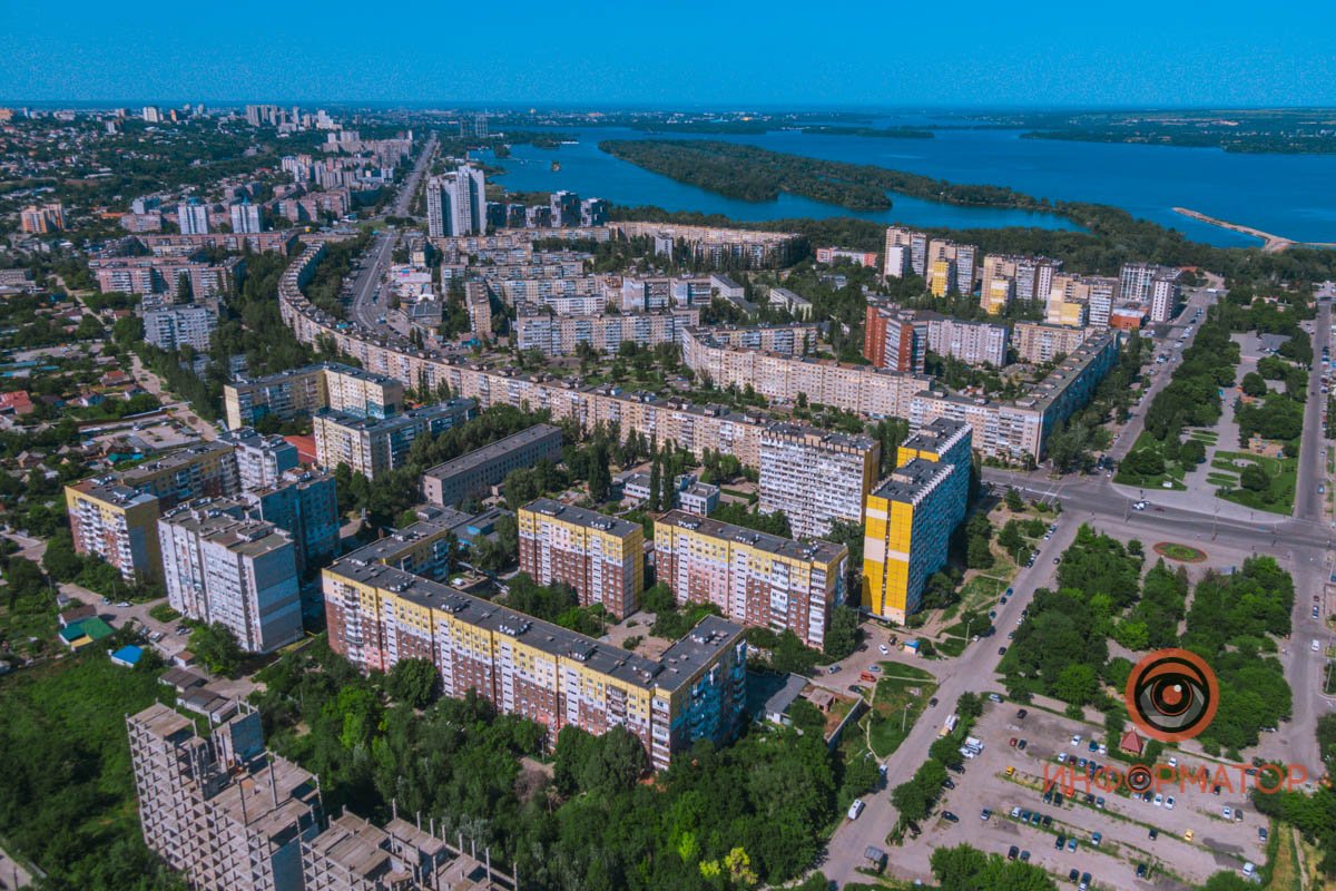 Вечером скорей бегут домой. Вечером скорей бегут домой.