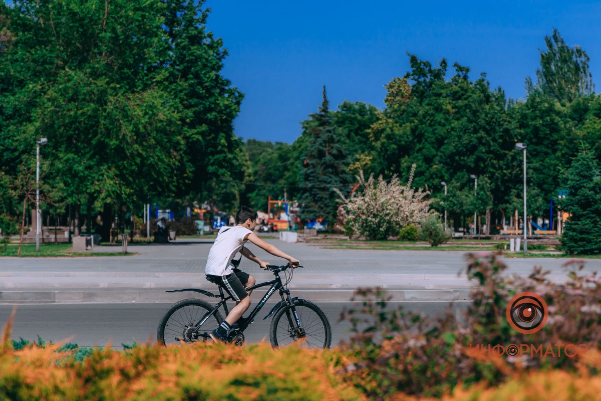 И я — восемнадцатилетний — В кубанке овсяных волос.