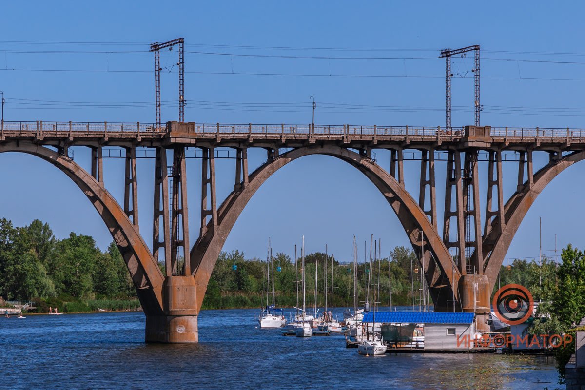 Не слушая песенку птицы, Что встала у солнца, звеня.