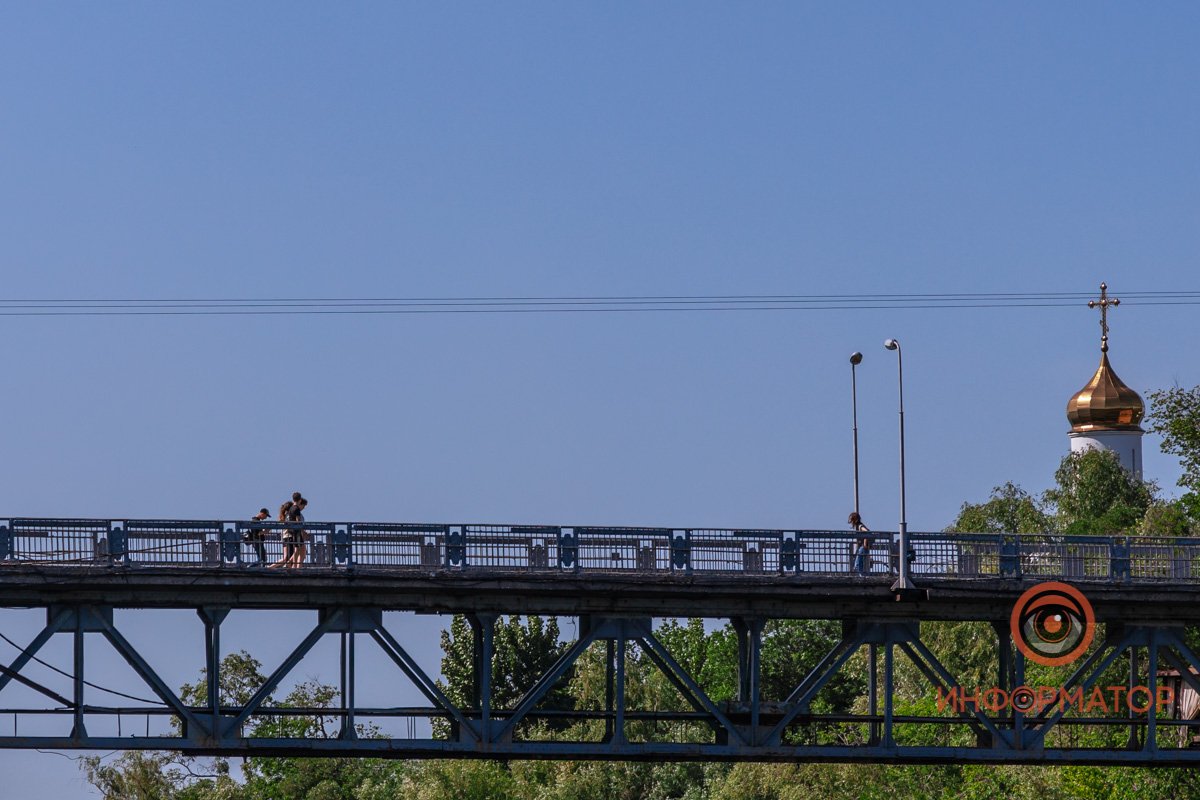 «Вернись к этой девушке в садик, Ей легкие руки погладь.