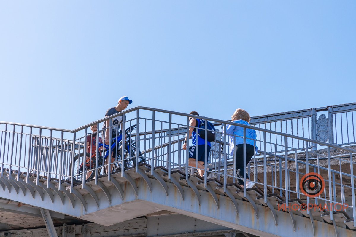 Но тут же я вспомнил о том, как Ревел над землею металл,