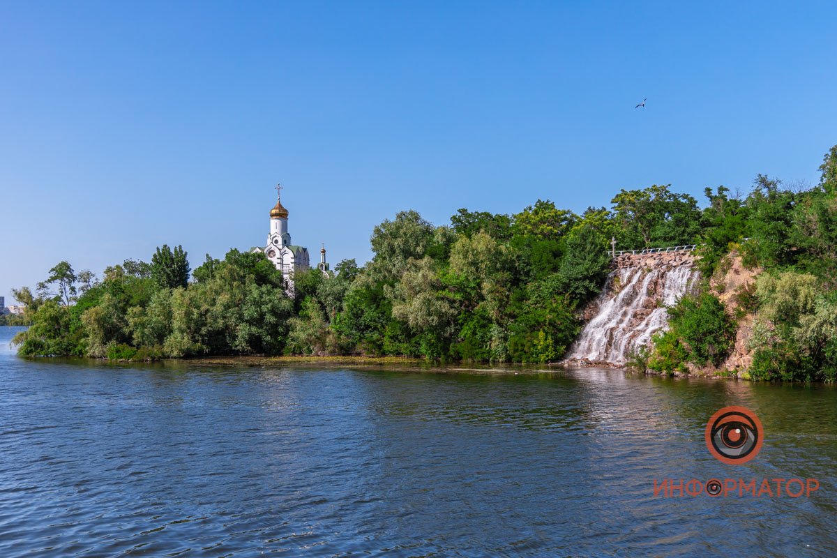 Как небо казалось оттуда Синей, чем любимой глаза,
