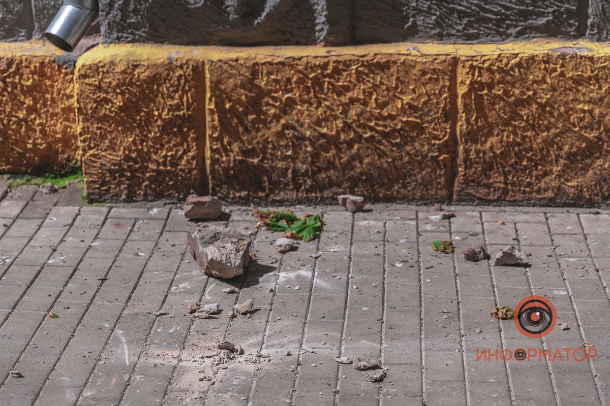 Фасад дома "крошится" на головы прохожим