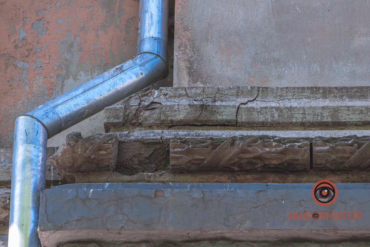 Очередной кусок бетона откололся и полетел вниз