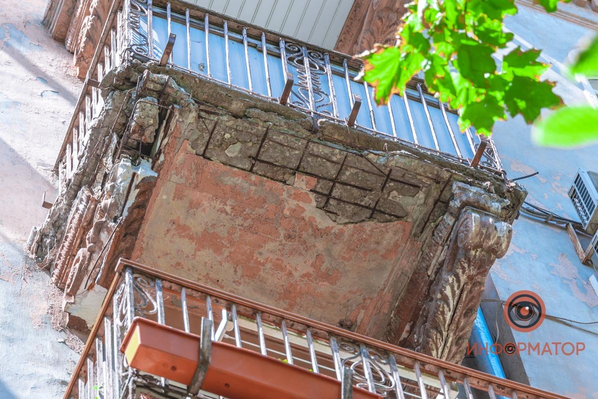 Состояние большинства балконов сложно назвать приемлемым
