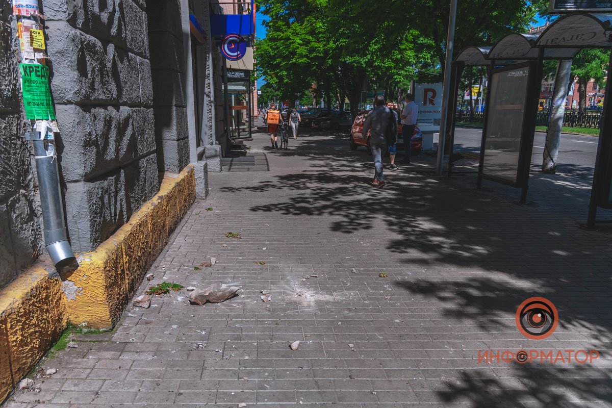 Будьте осторожными и не ходите под балконами