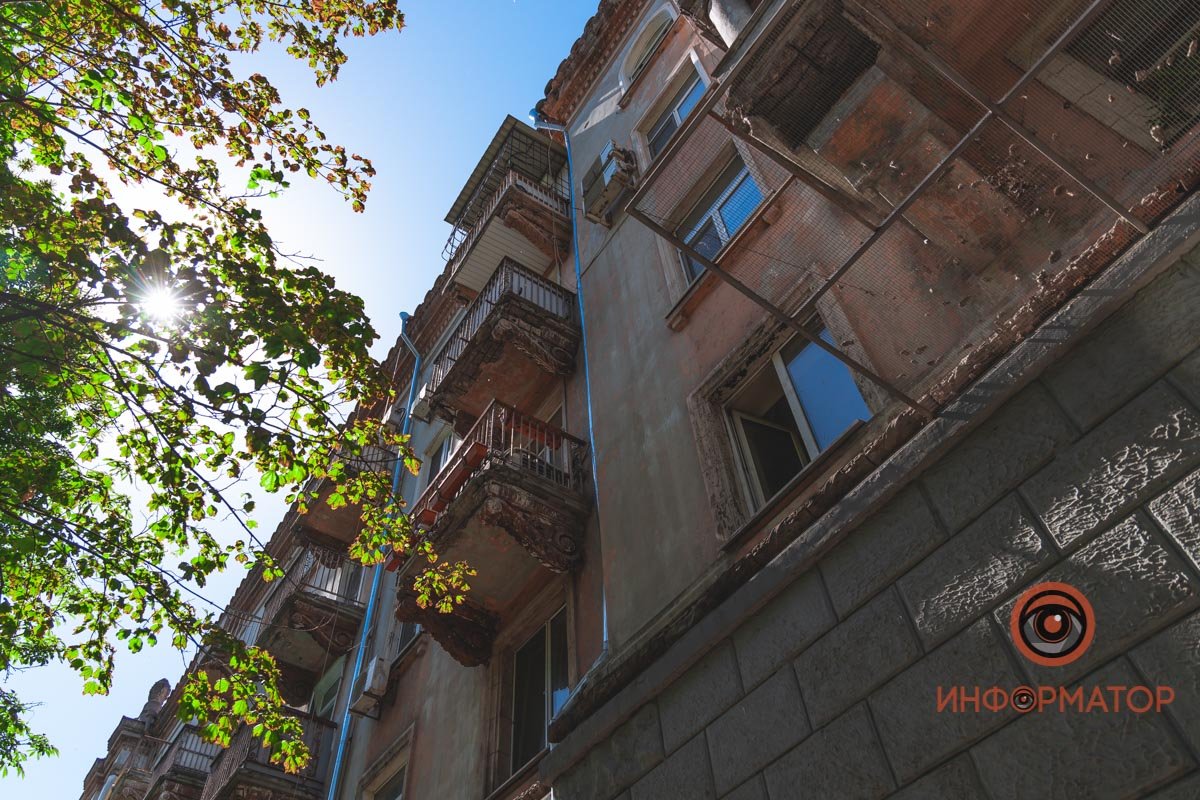 Дома № 67 находится недалеко от перекрестка проспекта Яворницкого с улицей Воскресенской