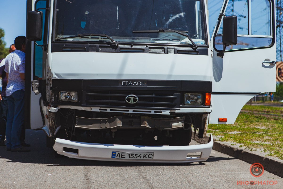 Столкнулись автобус TATA и Honda Столкнулись автобус TATA и Honda