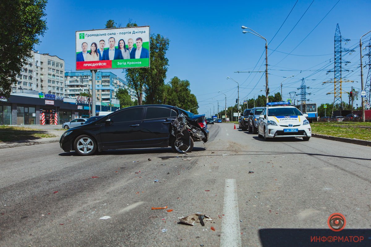 От удара автомобиль стал поперек дороги От удара автомобиль стал поперек дороги