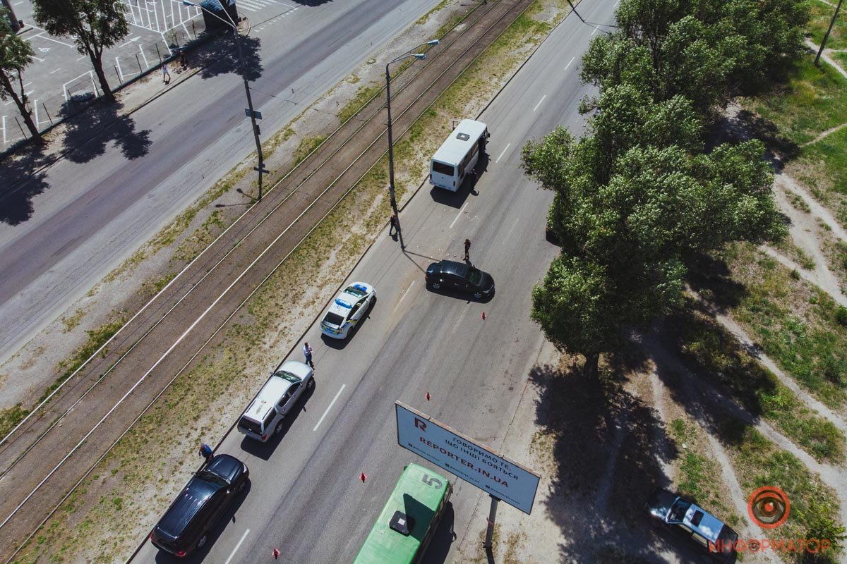 Предварительно, водитель автобуса не сориентировался в дорожной обстановке и ударил легковушку в заднюю часть Предварительно, водитель автобуса не сориентировался в дорожной обстановке и ударил легковушку в заднюю часть
