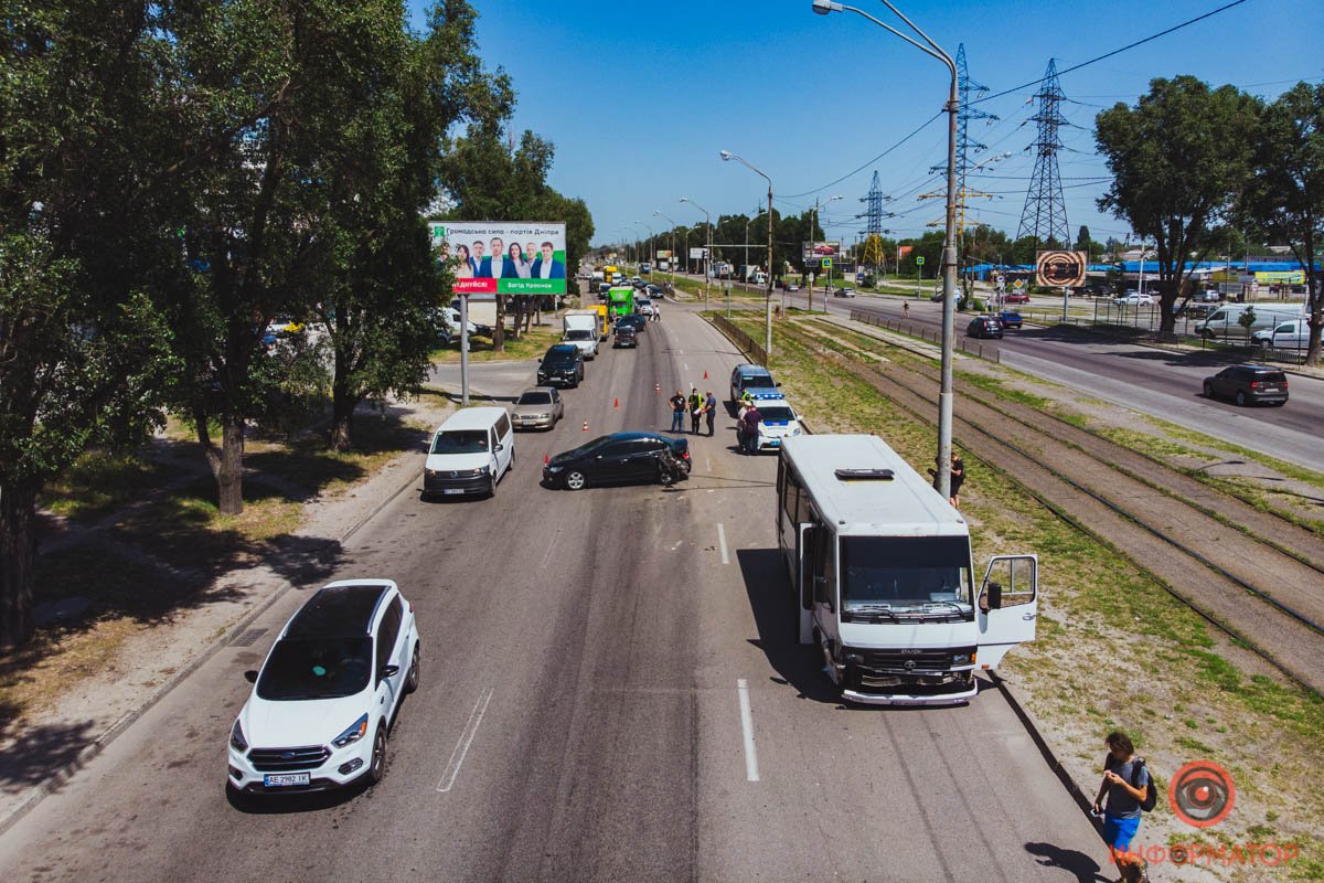 Авария стала причиной большой пробки Авария стала причиной большой пробки