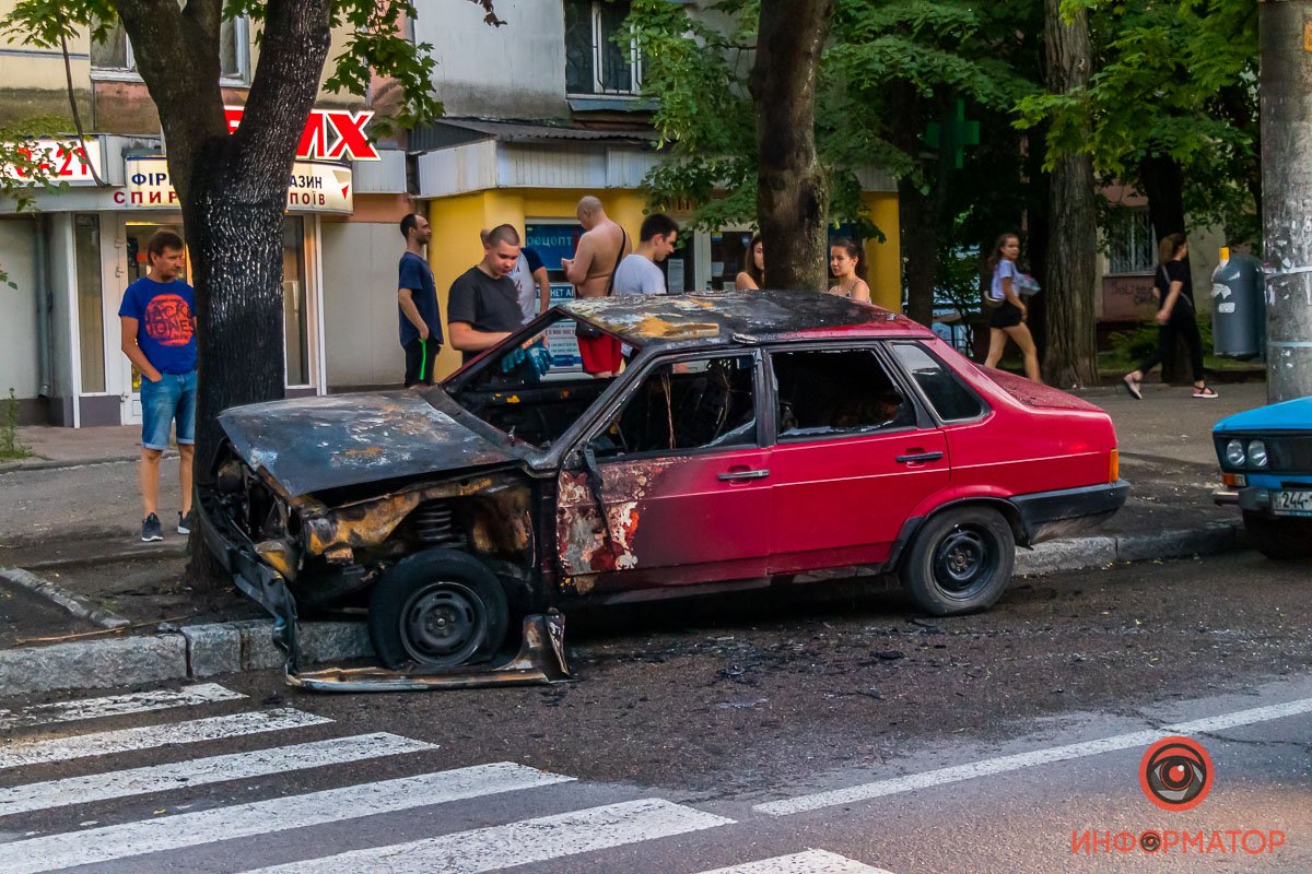 Водители других автомобилей помогали тушить пламя Водители других автомобилей помогали тушить пламя