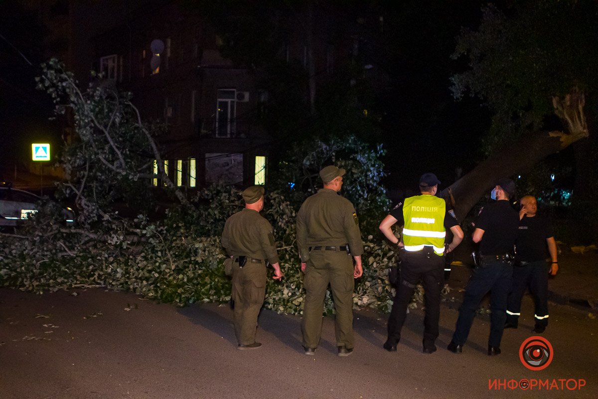 На место прибыли сотрудники ГСЧС, полиции и Национальной гвардии На место прибыли сотрудники ГСЧС, полиции и Национальной гвардии