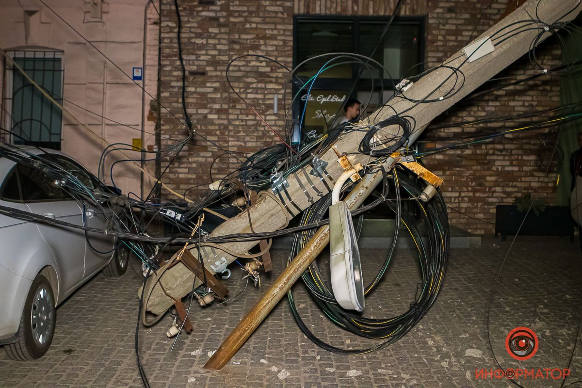 Ветви оборвали провода, вследствие чего упала электроопора возле дома №8Г Ветви оборвали провода, вследствие чего упала электроопора возле дома №8Г