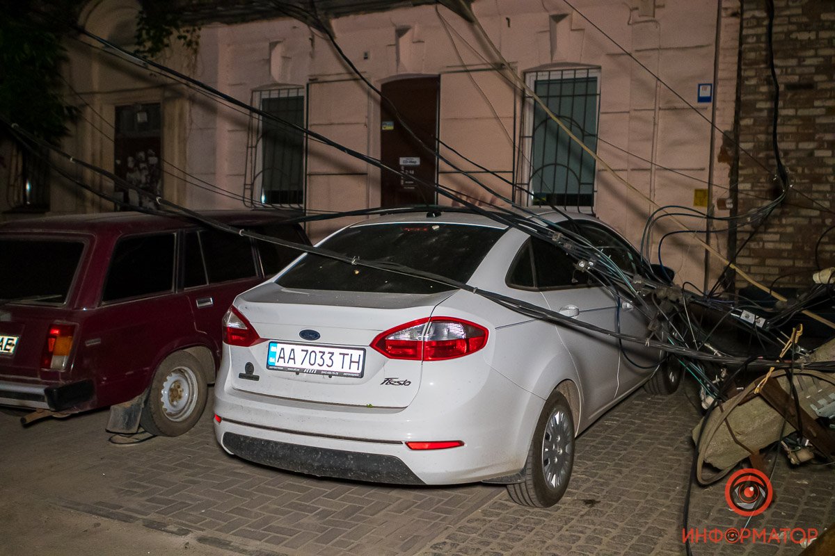 Провода зацепили припаркованные автомобили Провода зацепили припаркованные автомобили