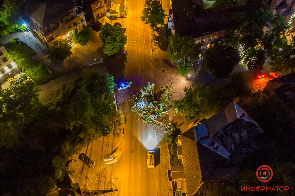 Объехать рухнувшее дерево по Южной улице нельзя Объехать рухнувшее дерево по Южной улице нельзя