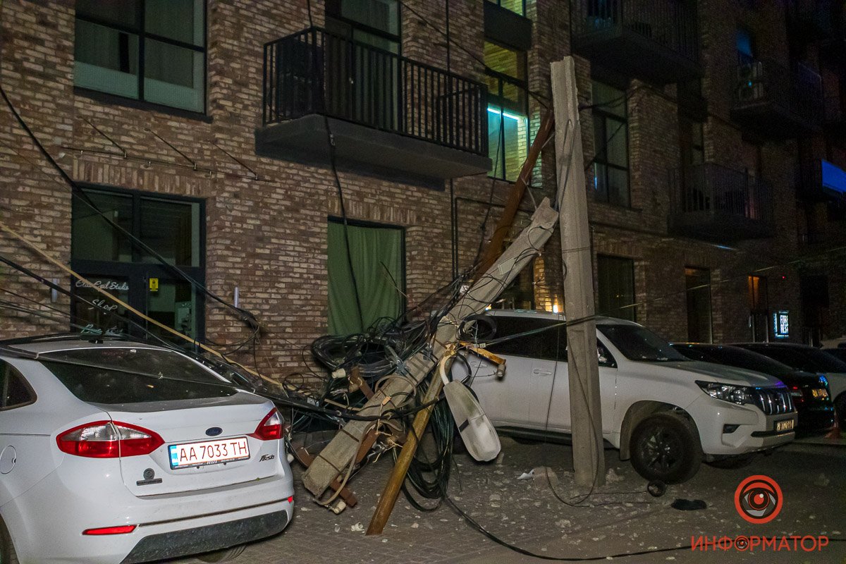 Столб переломился пополам Столб переломился пополам