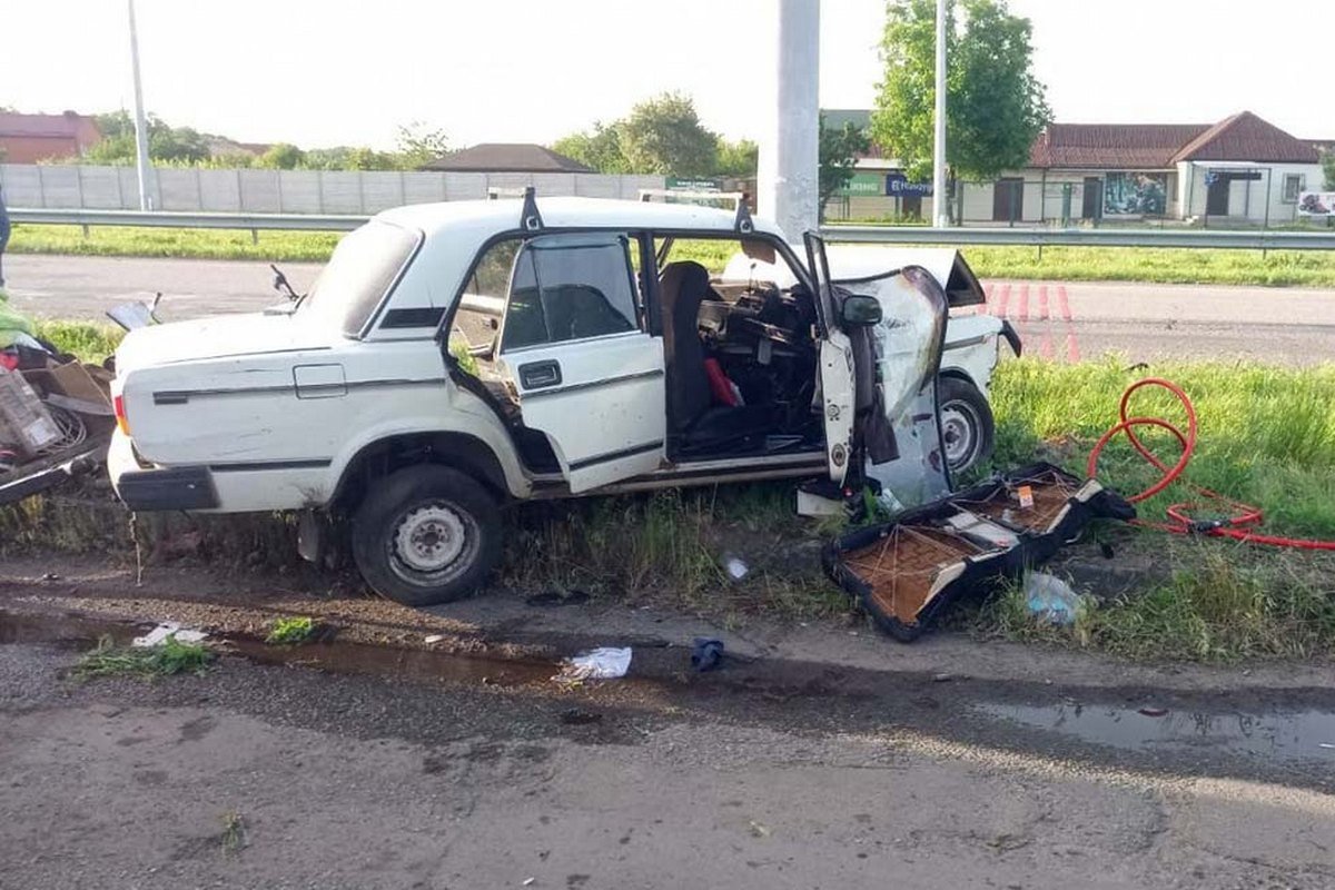 ВАЗ въехал в электроопору на углу улиц Шоссейной и Молодежной ВАЗ въехал в электроопору на углу улиц Шоссейной и Молодежной