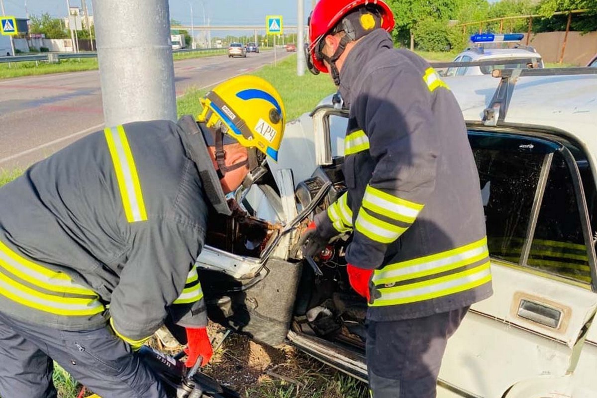 Для того, чтобы вытащить водителя из машины, пришлось вызывать спасателей Для того, чтобы вытащить водителя из машины, пришлось вызывать спасателей