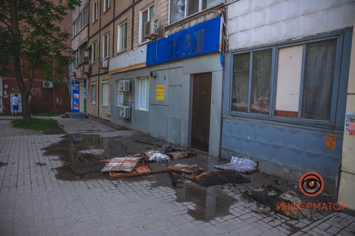 На балконе загорелись домашние вещи