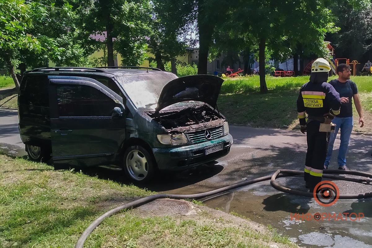 В Днепре на Погребняка загорелся Mercedes Vito 3
