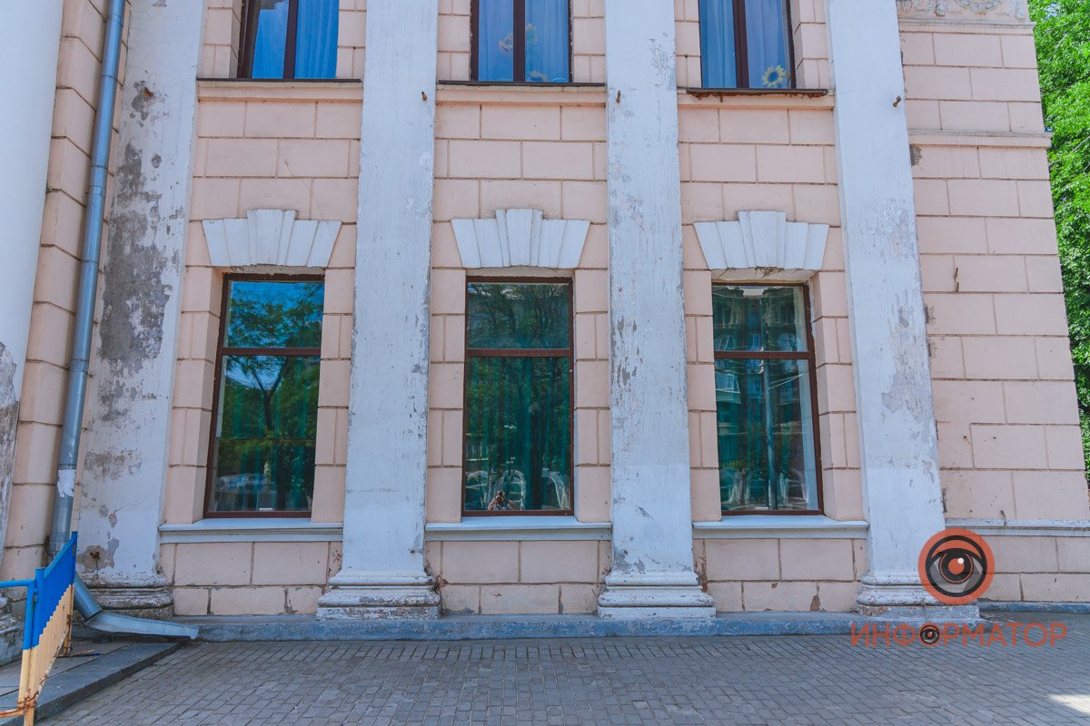 Убрали рекламу, оголив фасад