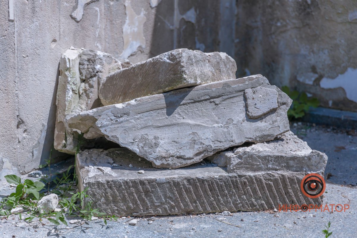 Рушится по кирпичикам