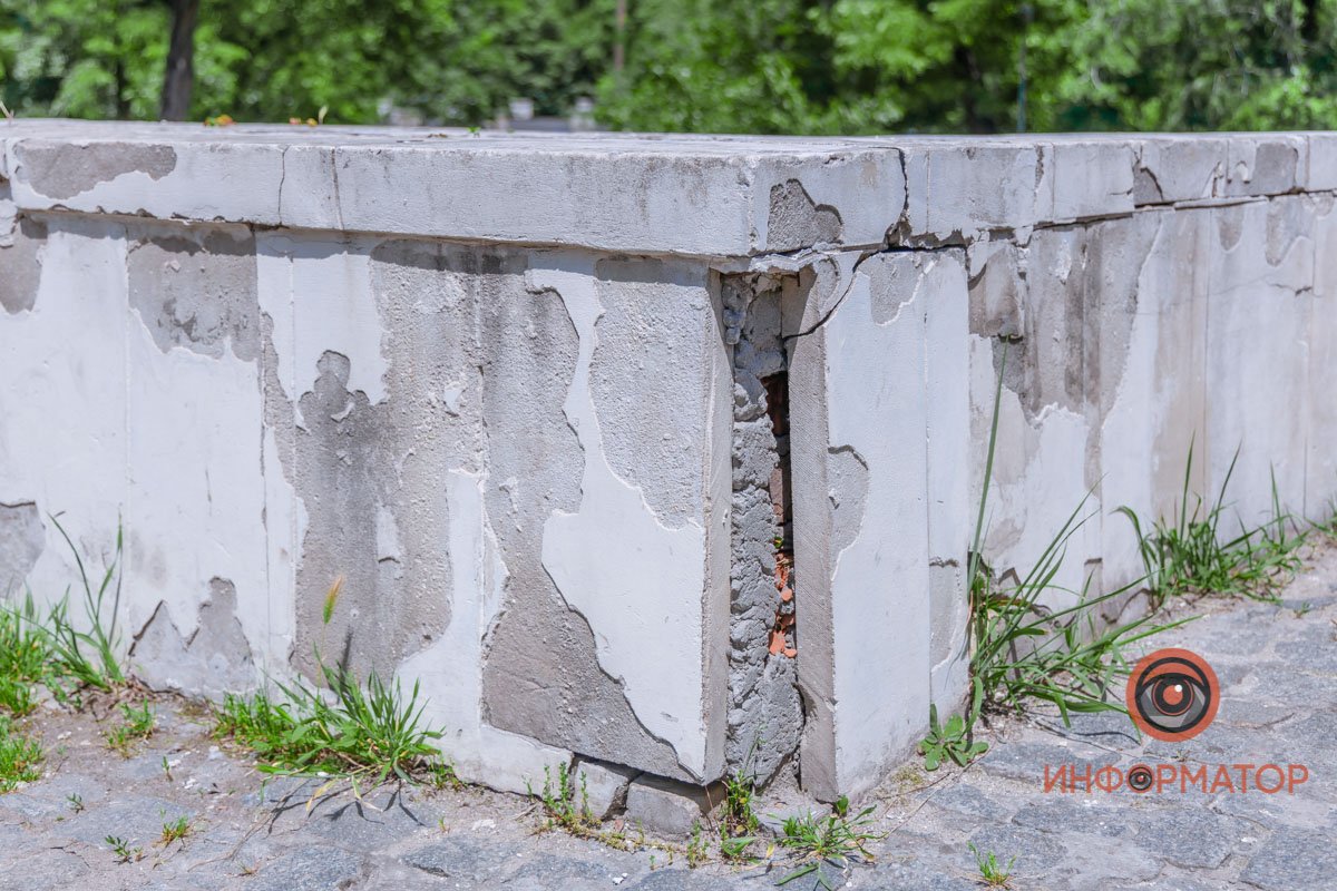 Все щели быстро забивают мусором