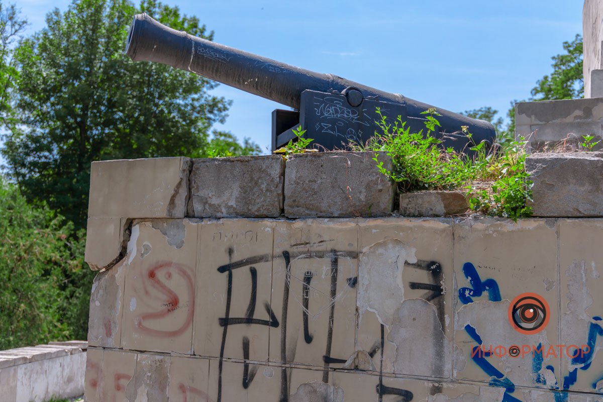 Появляются граффити 