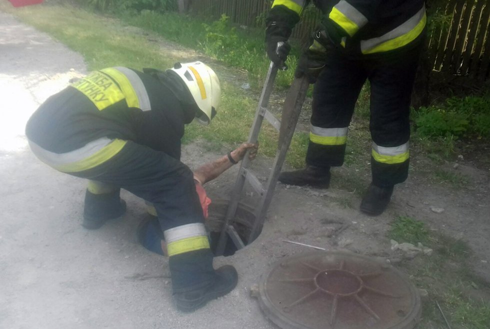В Днепре мужчина провалился в люк 1