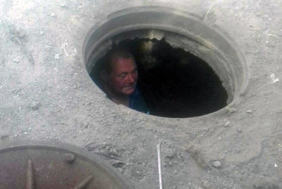 В Днепре мужчина провалился в люк 2