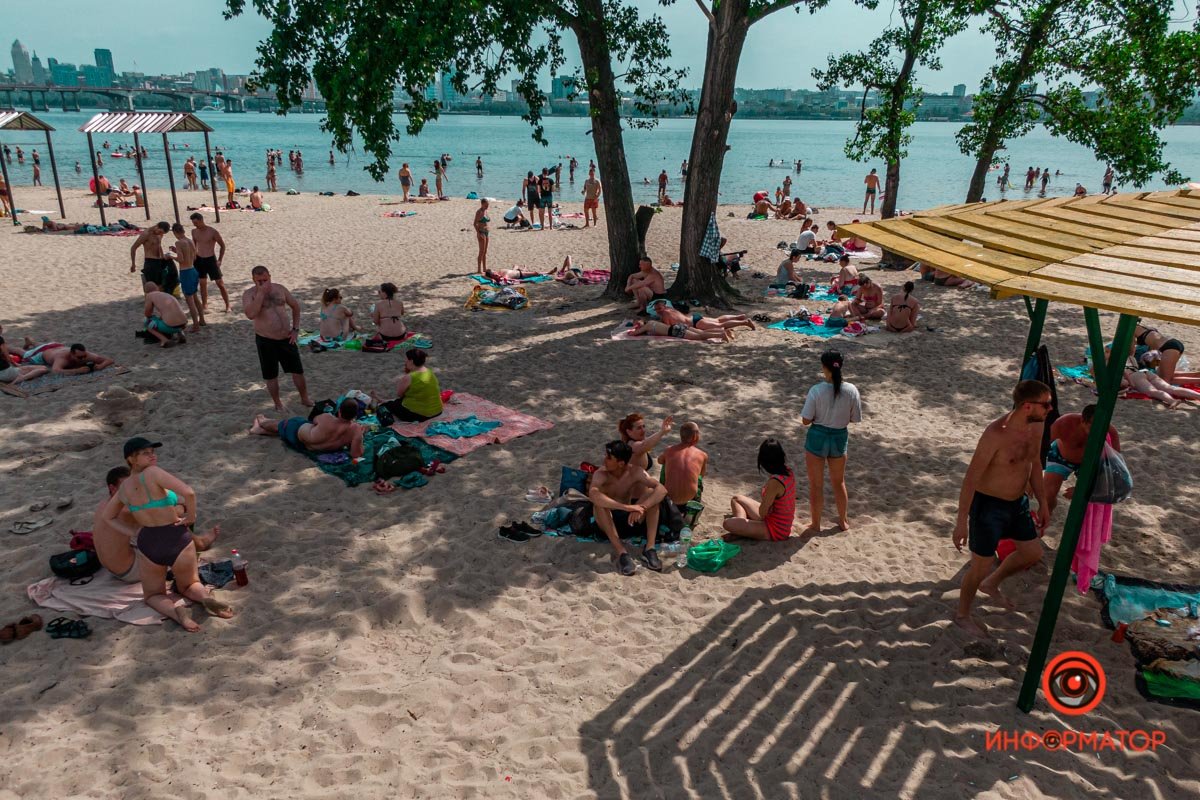 Как жители Днепра проводят жаркий день на пляже 9